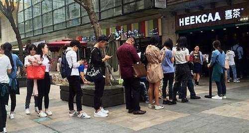 諸多網紅餅店雇人排隊 線下也用互聯網思維刷單